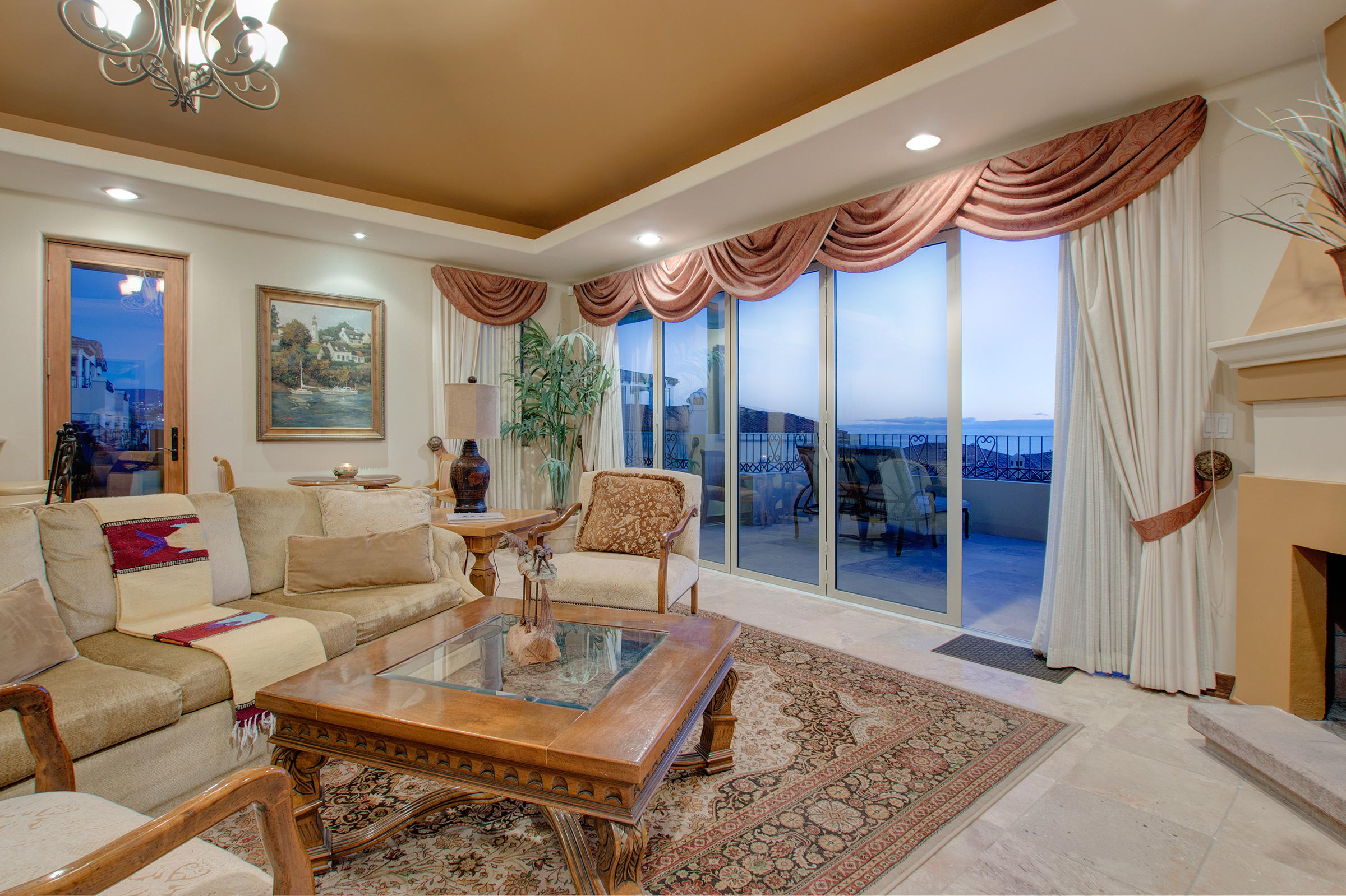 Casa 5 - Living and Balcony